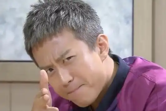 当时还被众人调侃太时髦,但近距离观察我们才发现那是邓超的白头发,并