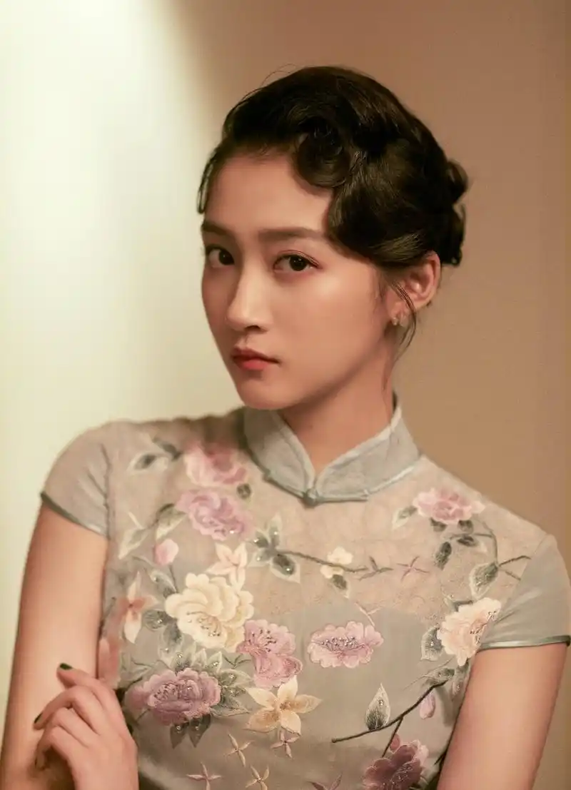 关晓彤穿旗袍婀娜妩媚 换上薄荷绿长裙清纯优雅