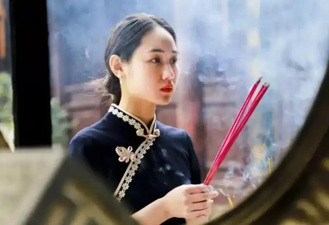 信佛为何要烧香,拜佛,烧3根香代表什么?是迷信还是另有其意?