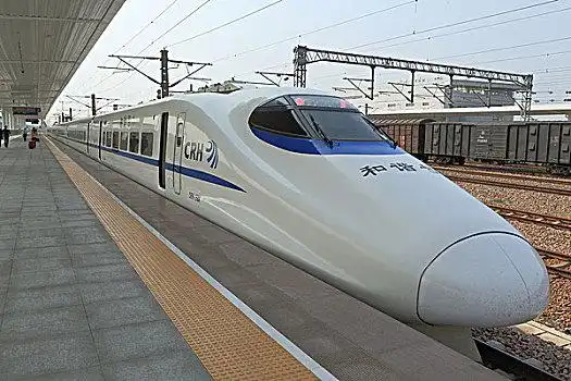 动车组高铁车站客运火车驶过老旧的铁路桥北京南站高速火车客运火车驶