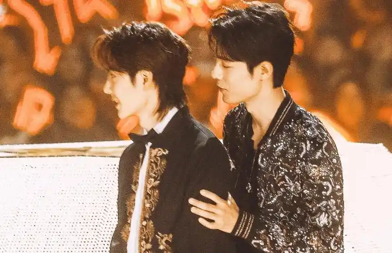 哥哥浴火重生,弟弟扶摇直上!肖战王一博再同台,怎一个唏嘘了得