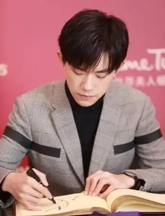 易烊千玺另一半八字