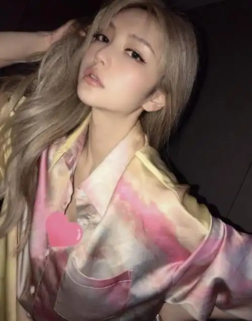 周扬青自黑起床脸肿被妈妈说是整容脸:穿衣出门又被说像捡破烂儿