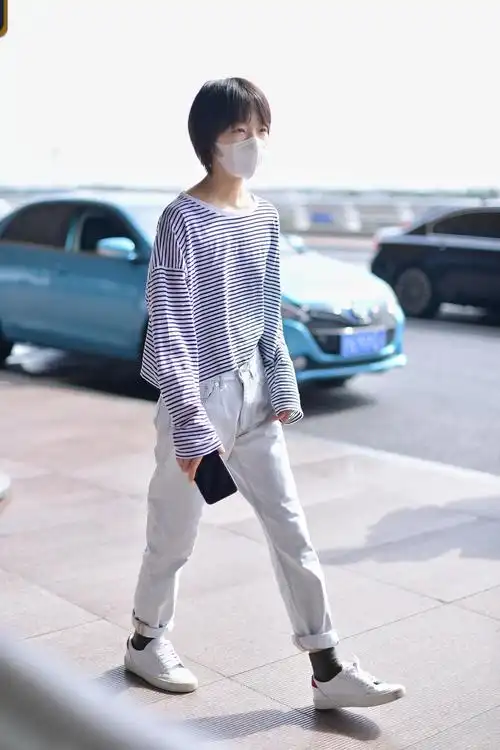 周冬雨素颜现身机场,露脐装穿出学生模样!