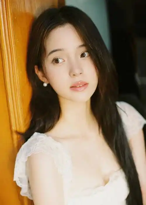 欧阳娜娜晒出一张自己身穿白色蕾丝抹胸连衣裙手捧花束的照片,情欲