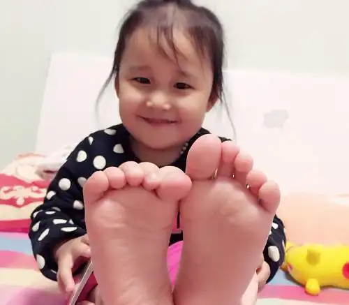 宝宝白胖小脚丫脚臭,怎么破?