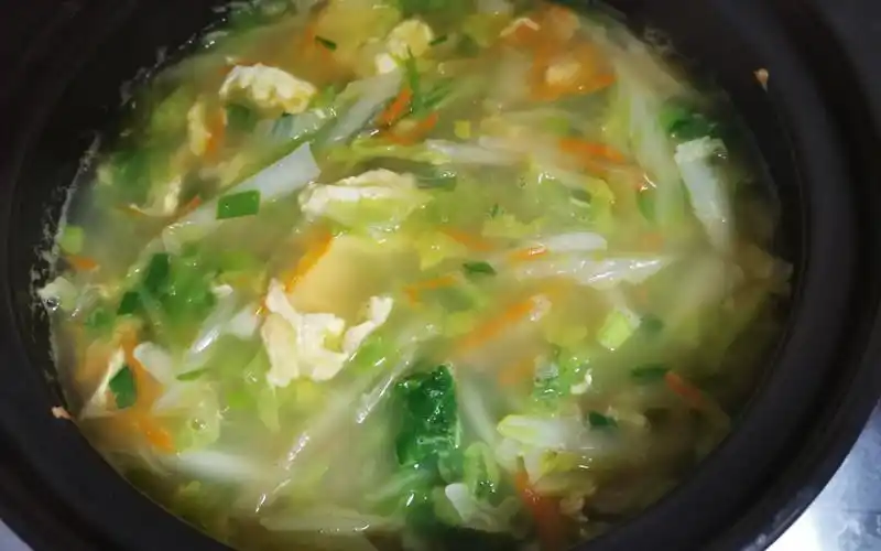 白菜胡萝卜鸡蛋粉丝汤最后加花生油和盐调味是关键低卡胃和心理都零