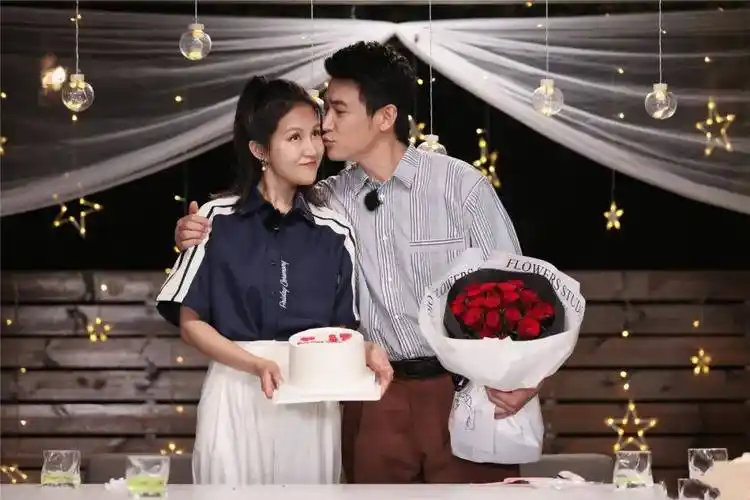 陆毅一家四口出游,14岁贝儿身高169超过鲍蕾,狂长身高不长体重_女儿