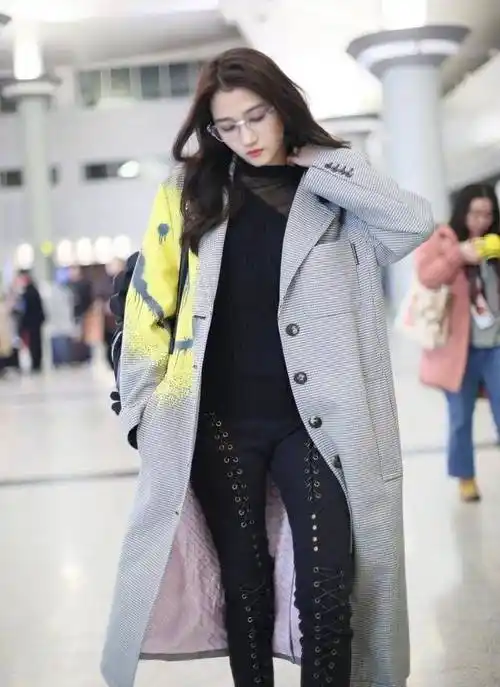 关晓彤好狠一女的!为显腰把自己勒这么紧,光看着都感觉呼吸困难