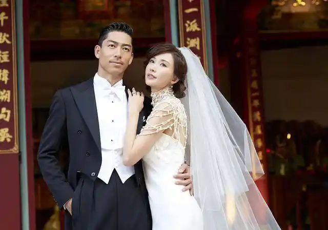 两人在拍摄婚纱照的时候也非常甜,一米七三的林志玲依偎在老公的怀里