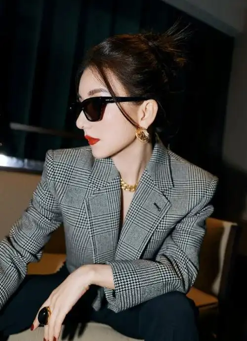 方媛现身活动搭配大牌明星范儿气质超好露纤腰秀好身材