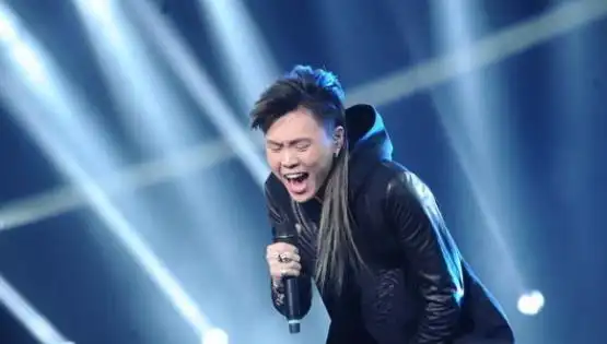 音乐疯子张玮从high歌爆红到跑龙套一手好牌怎么糊的