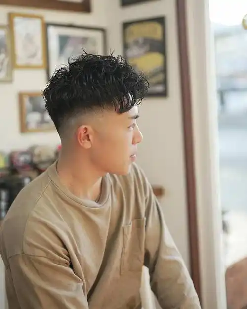 男发别乱剪,周边铲短头顶烫卷正流行,男士新选择引领潮流风尚|发型