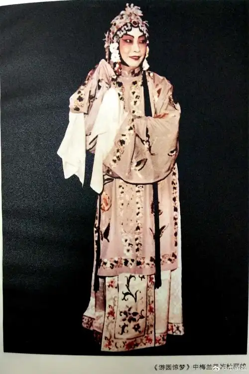 一组梅兰芳的戏装照.