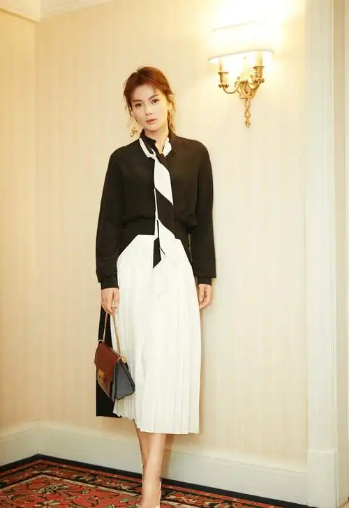 43岁刘涛越活越年轻,穿衣打扮优雅大方,不装美看着让人舒服_刘涛来