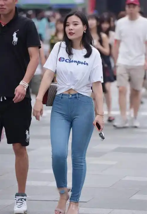 原创宽臀型女生偏爱牛仔裤搭配美的惬意又清新好看又自信