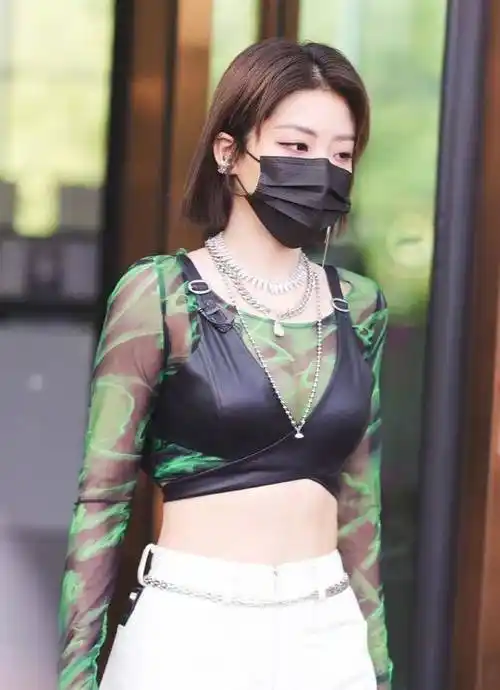 喻言模仿杨颖将"内衣外穿",竟穿出霸道女总的感觉,气质太独特_baby