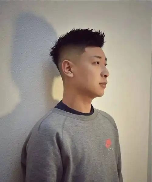 原创天热了男士发型怎么剪最火还是两侧铲短