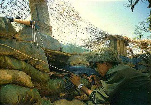 中越战争感人瞬间:战士一家三口战场团聚让人既感动又心酸