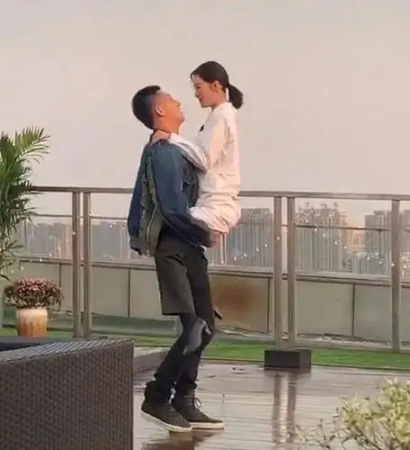 亲爱的戎装曝路透黄景瑜李沁树袋熊抱超暧昧