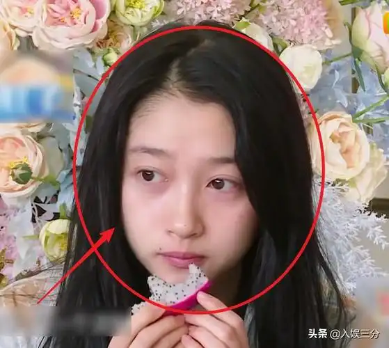 王牌6全员坐在沙发上,关晓彤的坐姿成亮点,是否尊重导演很显然|素颜