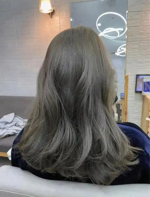 lisa染的这个 青木灰,偏清灰色调,不挑皮肤,很日常又适合追求小个性的