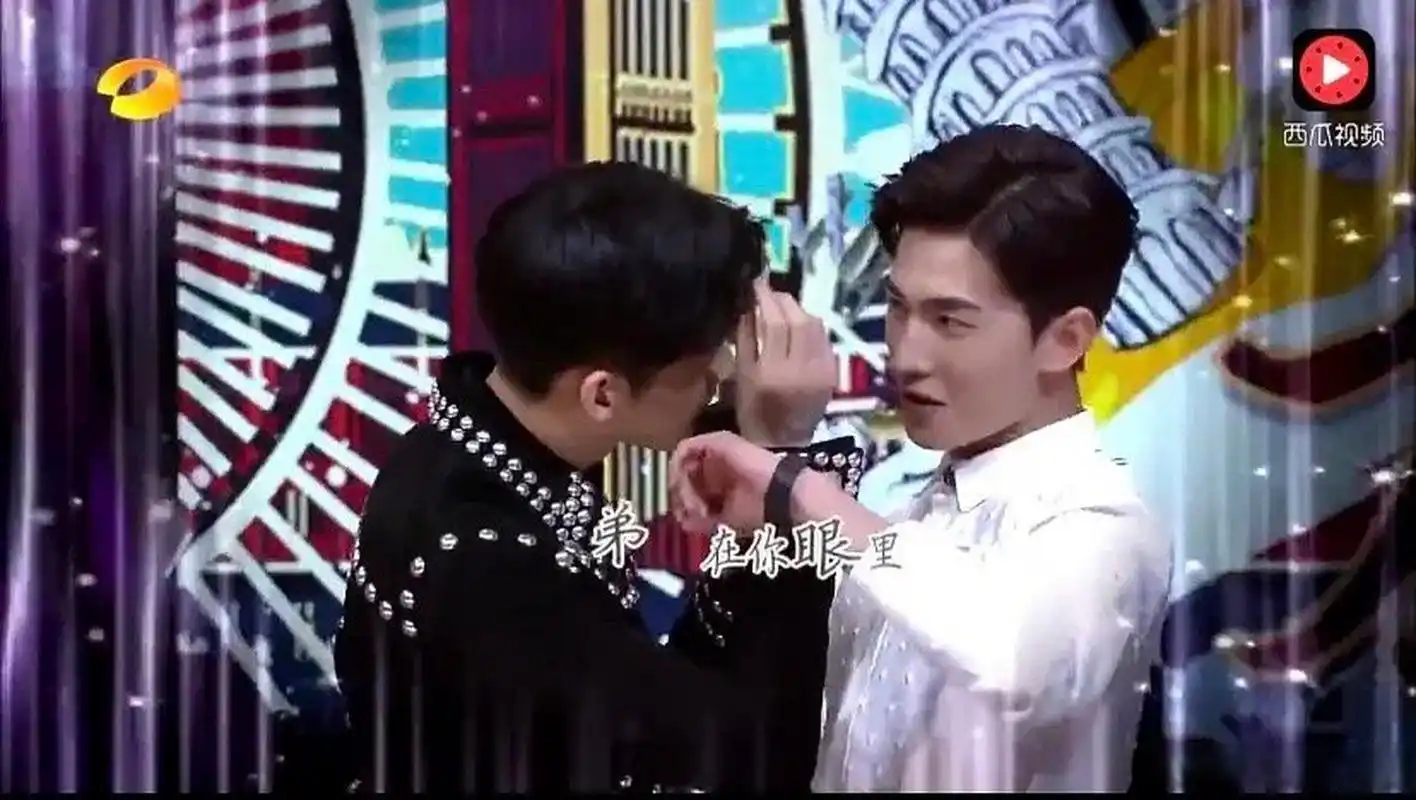 井柏然模仿杨洋照镜子,那种嘴角不停抽动的感觉,好像啊