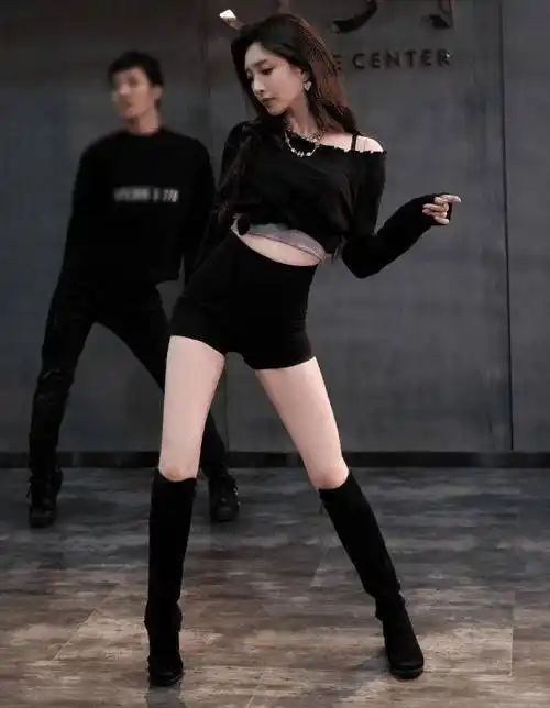 不知道是不是在为《乘风破浪的姐姐》第二季做准备,这次江疏影大跳