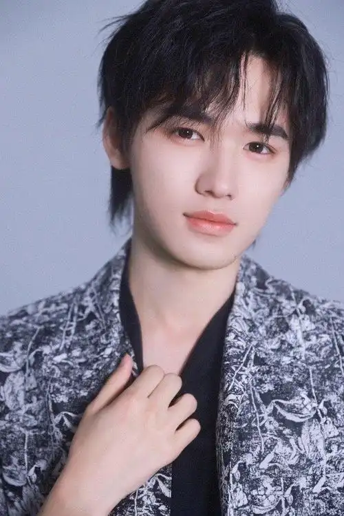 宋亚轩分享拽领口图片儿～咱就是说小宋你真的不要太帅了好吗!