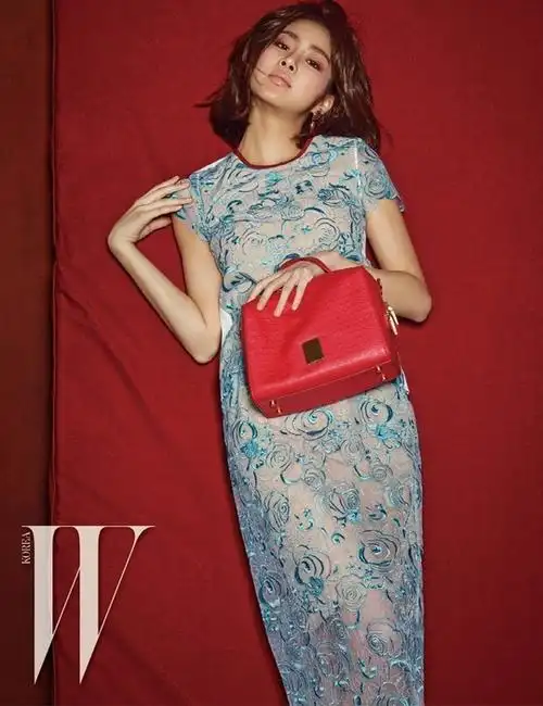 姜素拉身穿旗袍拍大片 尽展玲珑身段