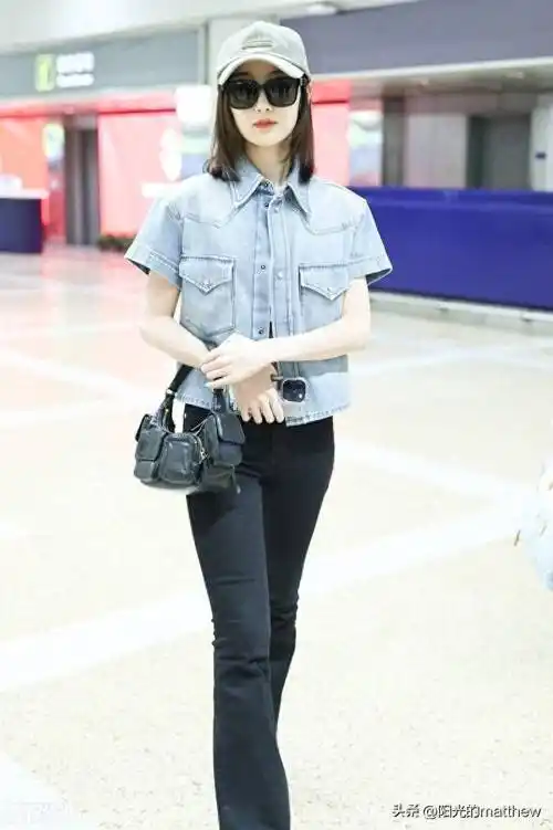 街拍:毛晓彤牛仔衬衫夹克 黑色紧身裤 棒球帽潇洒低调_毛晓影_北京