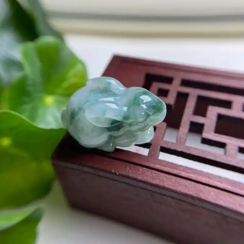 天然飘花翡翠冰糯种生肖小兔吊坠挂件.