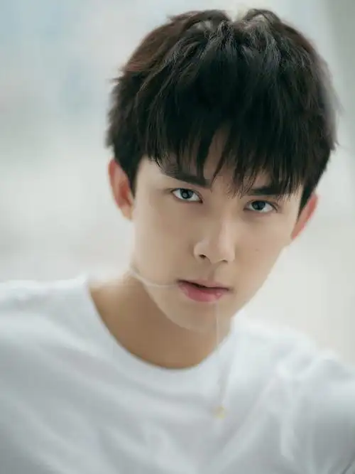 棱角分明的轮廓,配上精致深邃的五官,让人一见难忘——吴磊