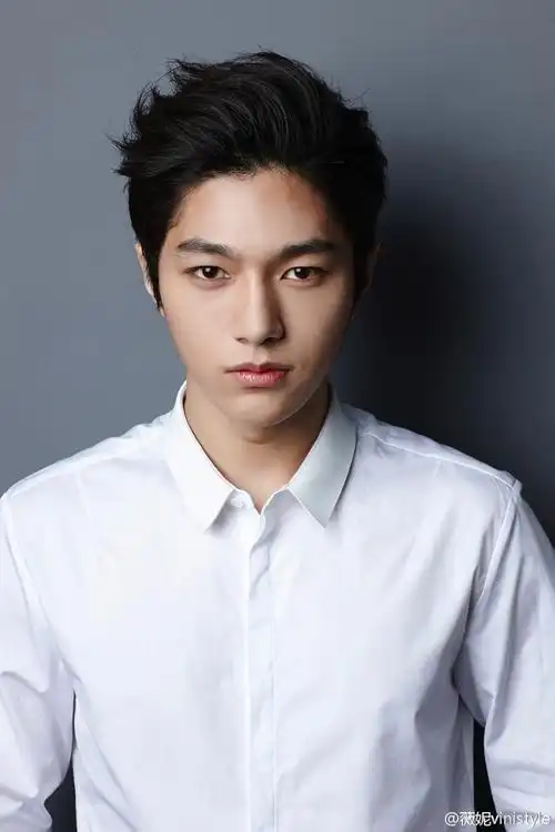 脸部最佳黄金比例金明洙 如湖水般深邃的双眼