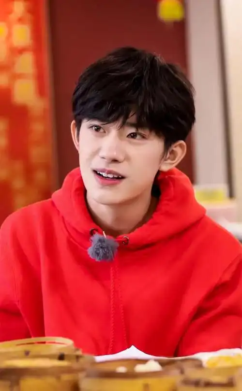 易烊千玺呆萌小秘密,表面上一本正经超认真,桌子底下却偷偷可爱