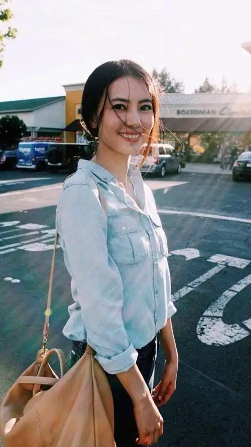 高圆圆终于扎起马尾辫一身绿色穿搭上松下紧就她穿得不俗