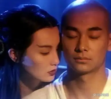 身姿,但仅凭眼神就能洞察到她那引人注目的妩媚魅力和巧妙的风情卖弄