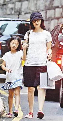 关咏荷回归平淡做主妇 携女外出购物