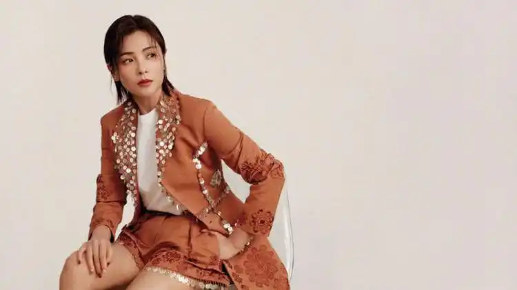 刘涛活动现身气质扛打,红装配红唇优雅迷人,抿嘴微笑少女感爆棚