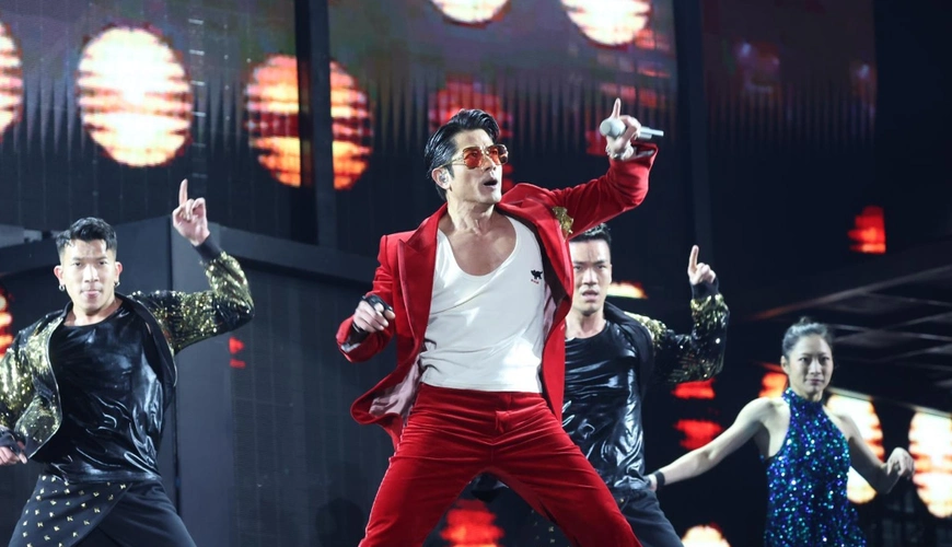 56岁郭富城参加跨年演唱会妻子方媛带女儿现身撑场