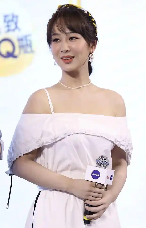 肩膀肥硕胳膊粗壮发福明显】 2020年7月26日,上海,杨紫出席某品牌活动