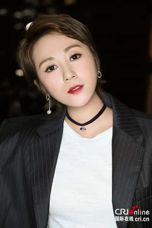 马丽"暗黑系"写真曝光 黑色垫肩西装气场绝杀