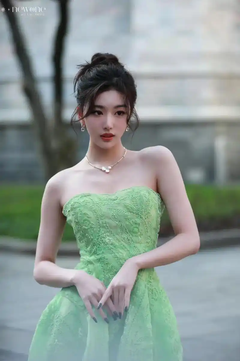 孔雪儿#绿色礼服 #青春活力 - 抖音