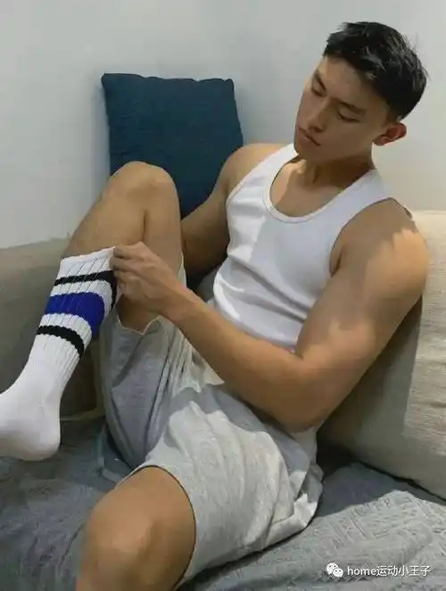 活捉一枚阳光的白袜鲜肉帅哥身材气质好极了喜欢吗