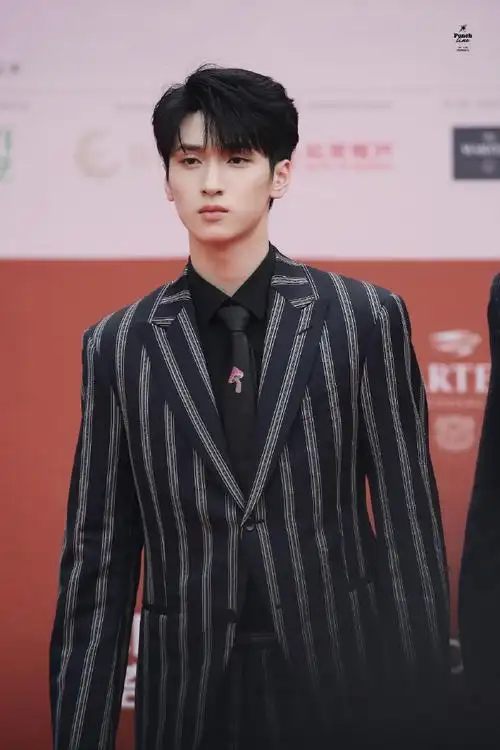 严浩翔北影节条纹西装造型