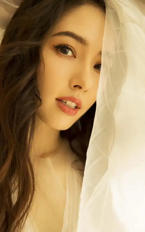 郭碧婷一组宣传美照,身着一袭白色纱裙仙气十足