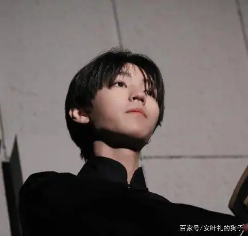 王俊凯回校出演毕业大戏,看到现场照,明白了他为啥要拼命减肥了