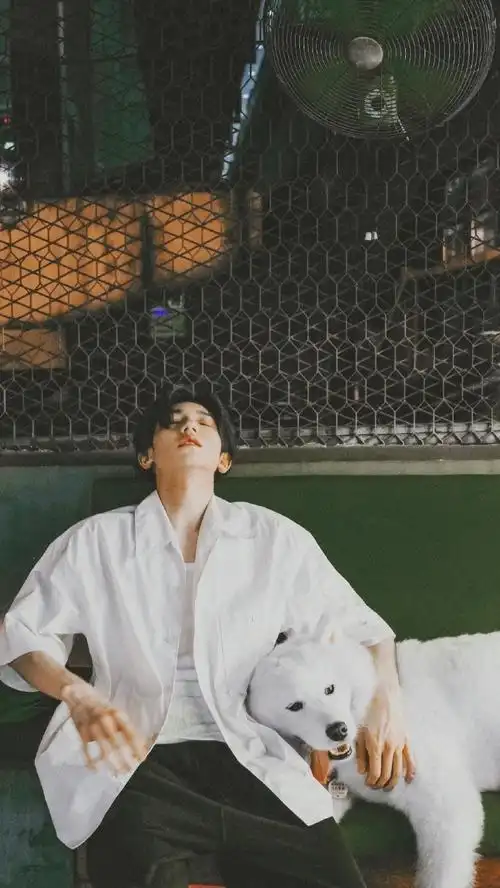 王源白衬衫素颜照