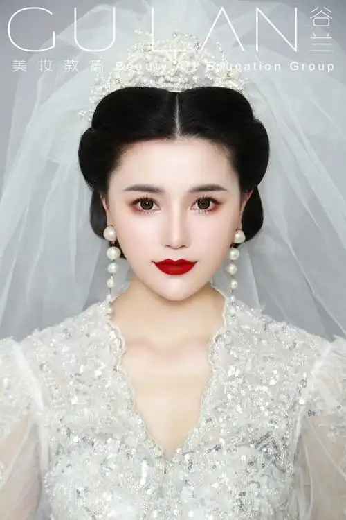 谷兰美妆教育频道的化妆造型作品《公主盘发新娘造型》