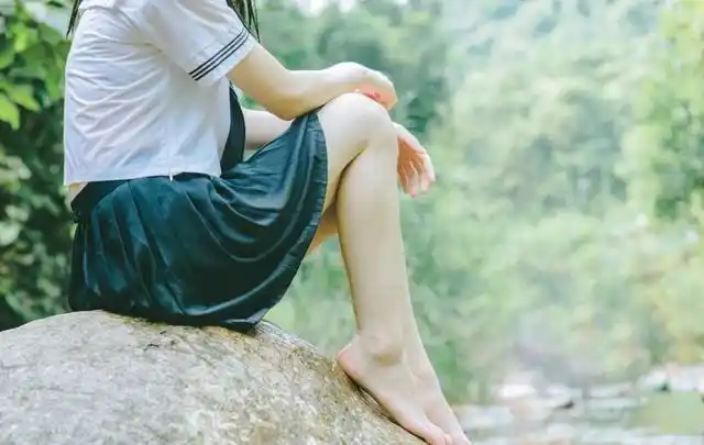 溪水上的校服天真少女短裙湿身眼眸动人